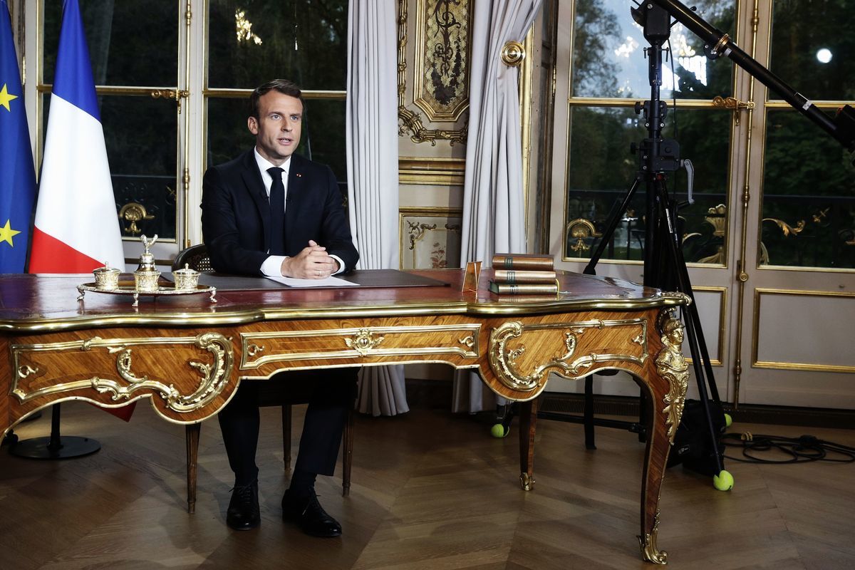 法國總統馬克龍4月16日發表全國電視講話，表示希望未來五年內重建巴黎聖母院，讓她變得更美。美國和德國均表示，願意就此提供幫助。（YOAN VALAT／AFP／Getty Images）