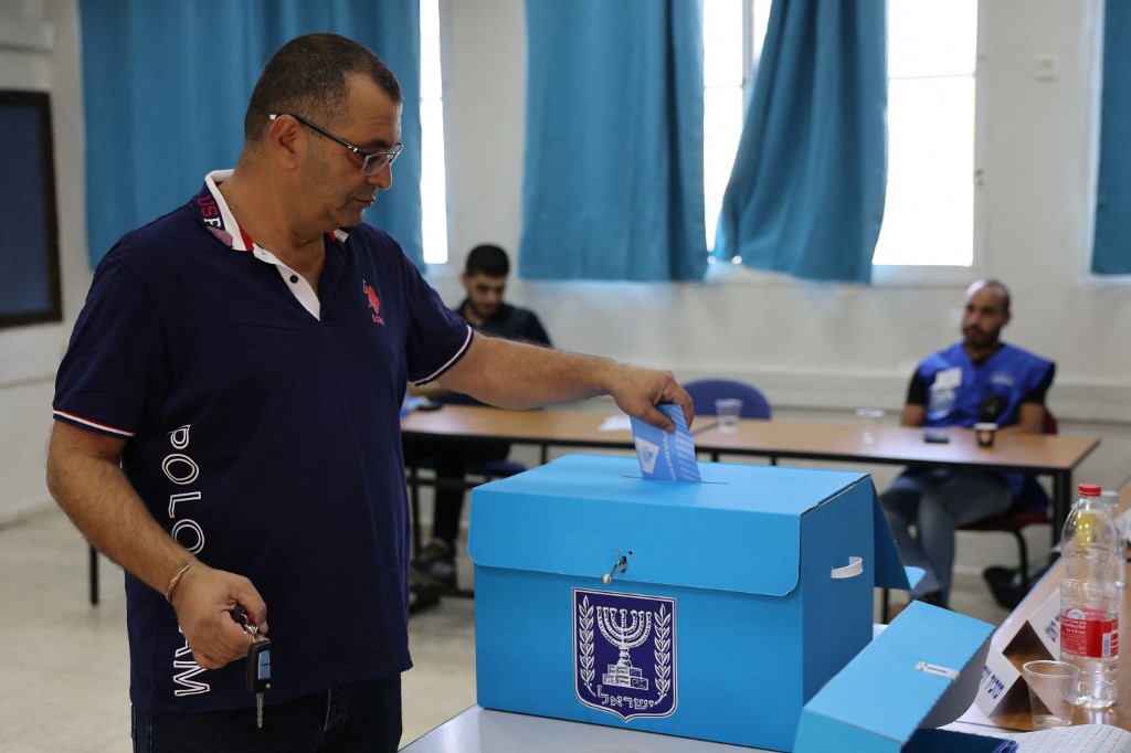 2022年11月1日，以色列舉行大選，前總理內塔尼亞胡能否重新掌權，備受關注。（Ahmad Gharabli/AFP）
