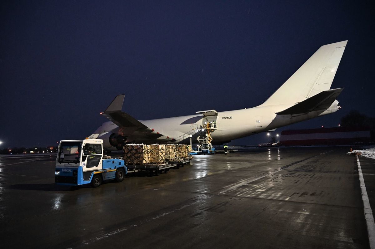 2022年2月5日，烏克蘭基輔博列斯皮爾機場卸下一架運載美國軍事援助的飛機，與此同時，第一批美國士兵抵達波蘭，這是北約擔心俄羅斯可能入侵烏克蘭增派軍隊的行動之一。（GENYA SAVILOV/AFP via Getty Images）