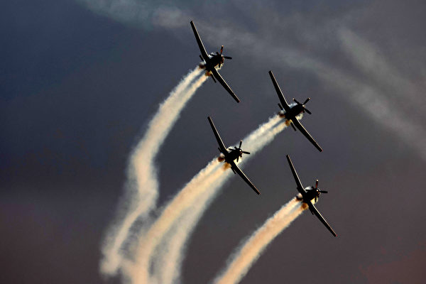 2022年12月28日,以色列哈特澤里姆基地(Hatzerim Base),在以色列空軍飛行員畢業典禮期間,以色列以弗龍(Efroni)T-6德州人II教練機(T-6 Texan II)在空中表演。(Jack Guez/AFP)