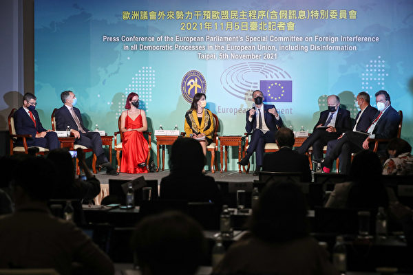 中華民國外交部2021年11月5日在台北萬豪酒店舉行歐洲議會「外來勢力干預歐盟民主程序（含假訊息）」特別委員會（INGE）官方代表團聯合記者會，訪團成員現場回應媒體提問。（中央社）