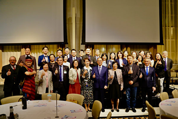 5月10日,台北駐加拿大經濟文化代表處在麥克唐納大樓(Sir John A. Macdonald Building)舉行的「台灣之夜」酒會,跨黨派國會議員、友邦使節、僑學商界代表等近300位貴賓共同慶祝。(任僑生/大紀元)