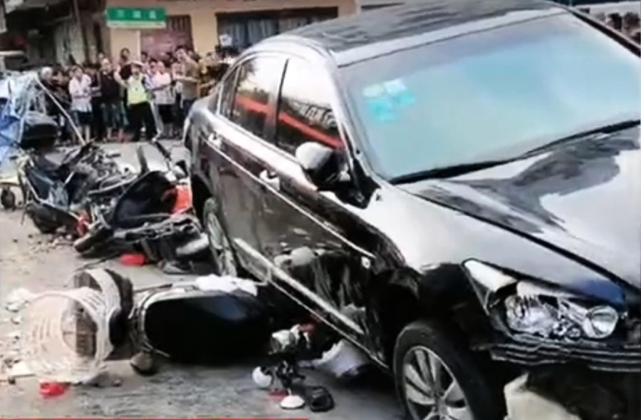 浙江溫嶺一轎車衝進菜市場 逾十人受傷