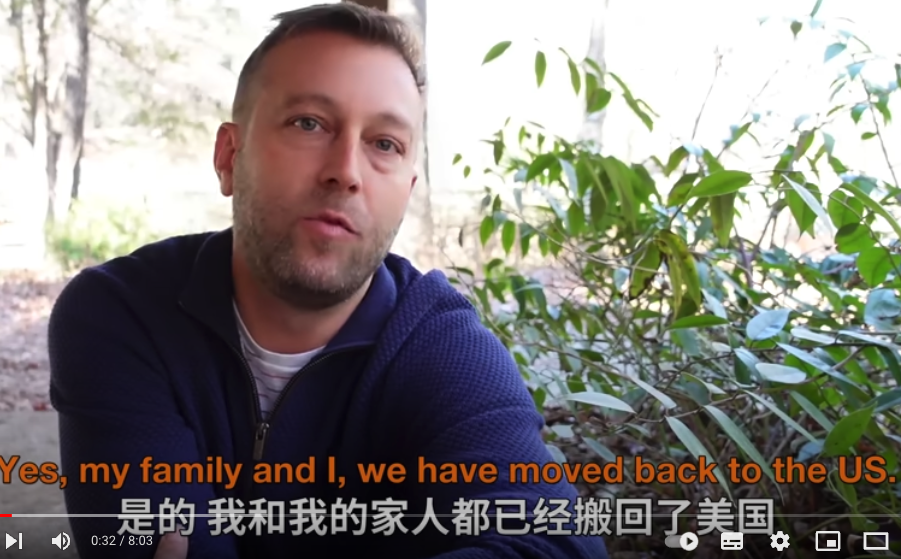 2023年11月26日，在上海生活11年的美國外教網紅「麥克老師」（Michale）發影片說，已經攜中國妻兒「潤」回美國，引發大陸網民熱議。（影片截圖）
