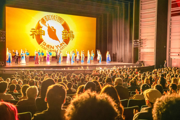 神韻西雅圖滿場 大陸新移民感到神的力量