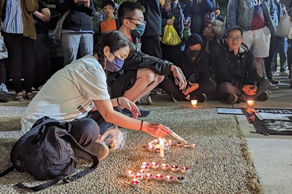 2023年6月4日，來自香港的移民用燭光排出64圖案。（徐曼沅／大紀元）