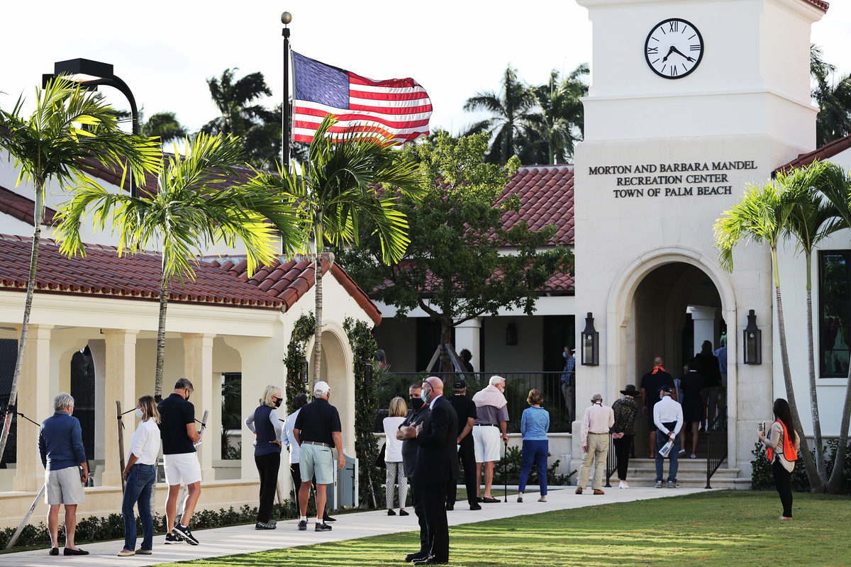 2020年11月3日，美國大選日佛羅里達州棕櫚灘，選民排隊投票。（Joe Raedle/Getty Images）