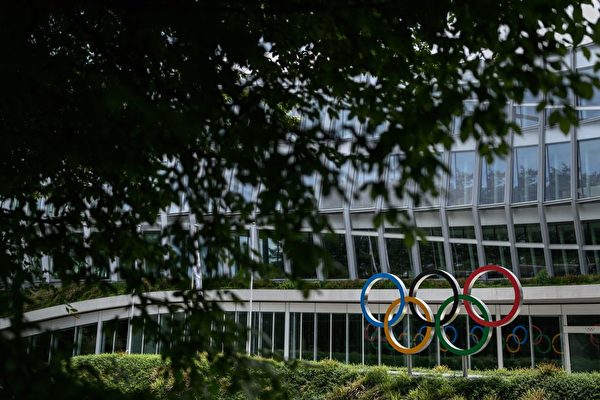 攝於2020年6月8日的瑞士洛桑國際奧委會總部入口處的奧運五環標誌。（FABRICE COFFRINI/AFP via Getty Images）