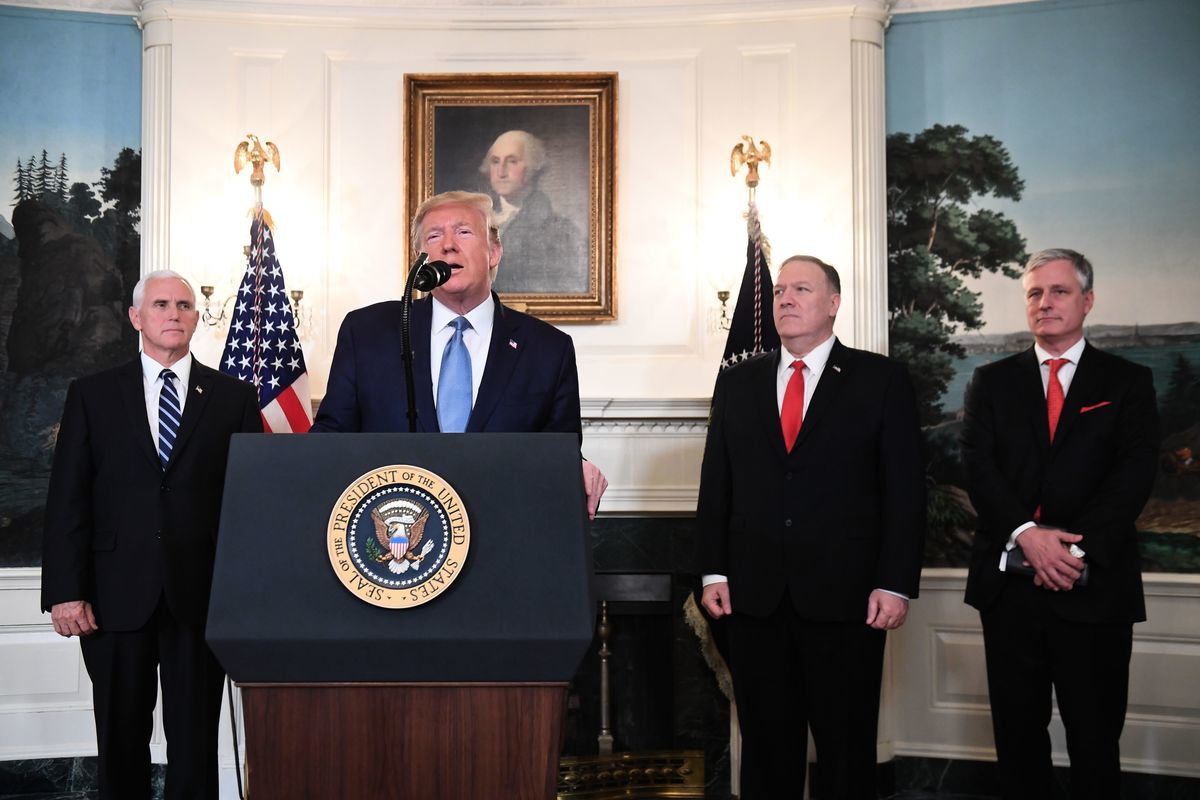 圖為美國總統特朗普（左二）、副總統彭斯（左一）、國務卿蓬佩奧（右二）和白宮國安顧問奧布萊恩（右一）出席白宮新聞會。（SAUL LOEB / AFP）