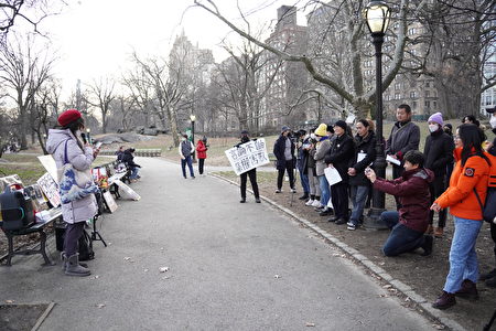 2023年2月5日，紐約市曼哈頓中央公園內舉行紀念李文亮醫師活動。（林宜君/大紀元）