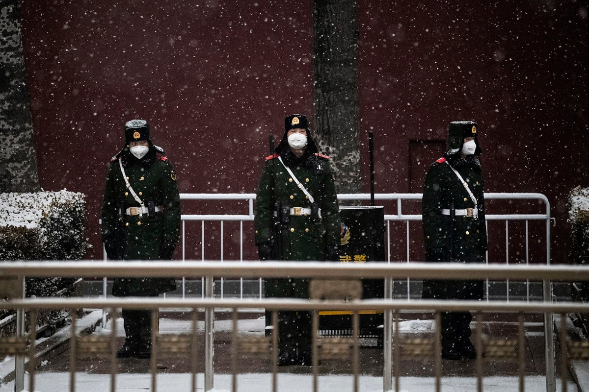中共唯恐危及政權強力壓制民間輿論，令民眾反彈公開發聲反抗暴政。圖為2020年2月5日北京天安門廣場附近站崗的警察戴著防毒面具。 （Getty Images）