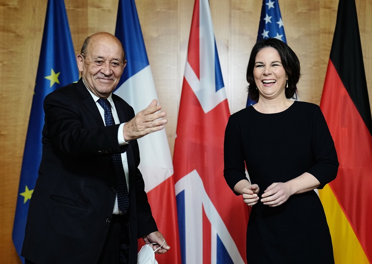 2022年1月20日，德國外交部長貝爾博克（Annalena Baerbock，右）與法國外交部長勒德里昂（Jean-Yves Le Drian，左）在柏林進行會談。（Kai Nietfeld - Pool/Getty Images）