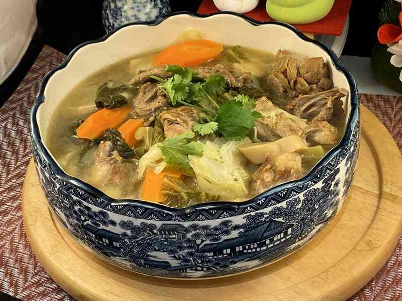 【梁廚美食】鹹酸菜雞髀菇滾鴨骨湯～非常開胃！