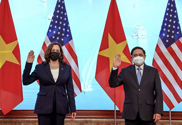 2021年8月25日，美國副總統賀錦麗和越南總理范明政會晤，這使賀錦麗成為越戰後第一位訪問河內的美國副總統。（EVELYN HOCKSTEIN/POOL/AFP via Getty Images）
