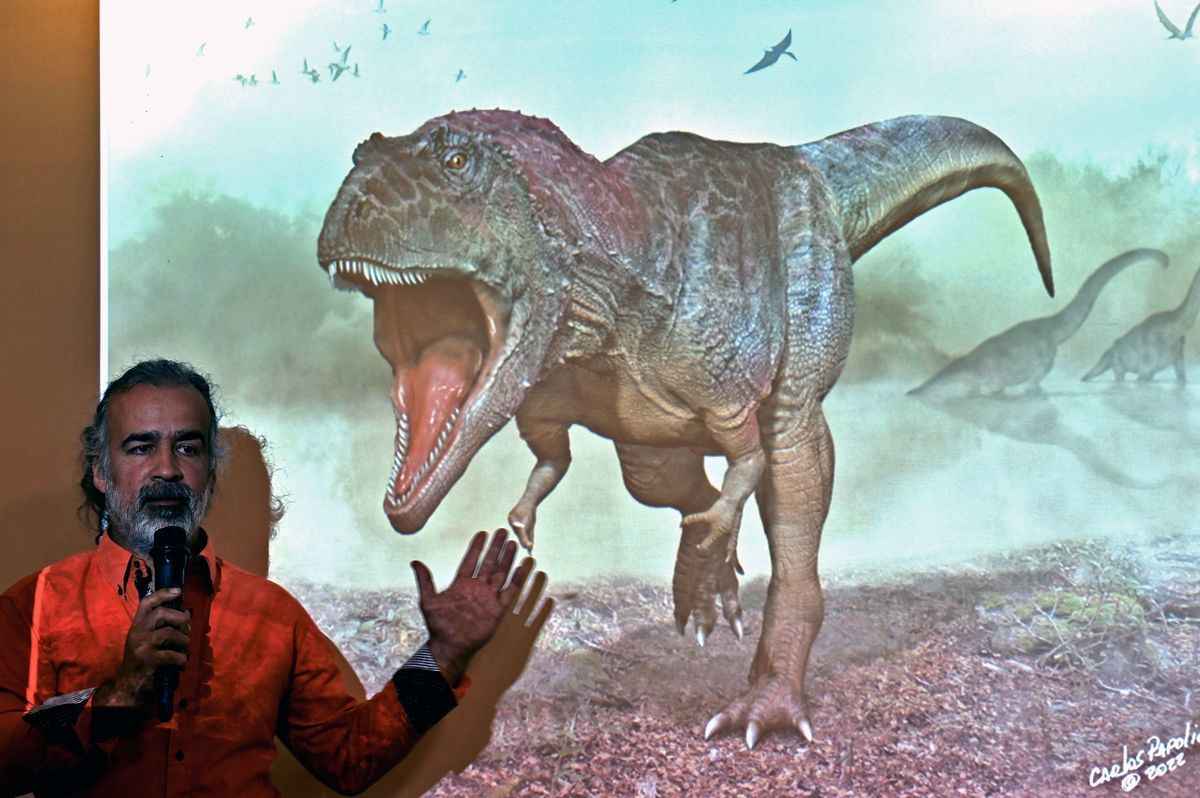 阿根廷古生物學家於2022年7月7日在布宜諾斯艾利斯的邁蒙尼德大學講解新發現的巨型食肉恐龍Meraxes gigas。（LUIS ROBAYO/AFP via Getty Images）