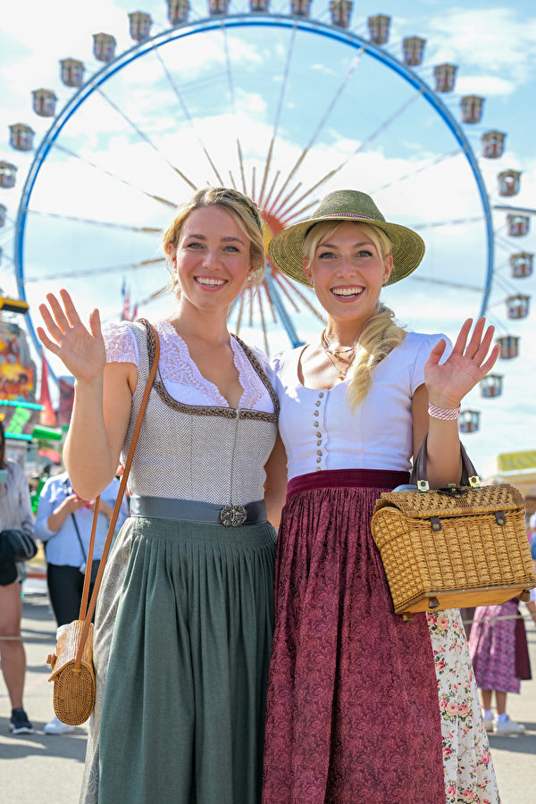 2023年9月17日，德國慕尼黑，民眾出席德國慕尼黑啤酒節（Oktoberfest）。（Hannes Magerstaedt/Getty Images）