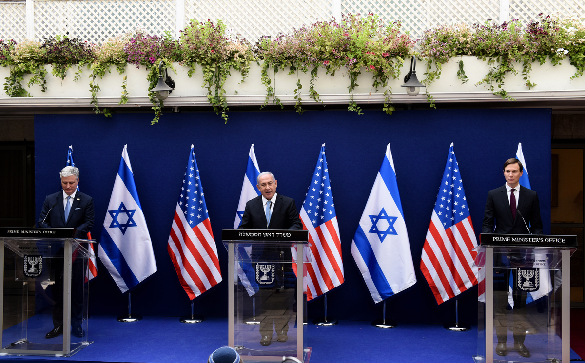 2020年8月30日，美國國家安全顧問奧布萊恩（Robert O'Brien）、以色列總理內塔尼亞胡（Benjamin Netanyahu）和美國總統顧問庫什納（Jared Kushner）在耶路撒冷會晤後向新聞界發表有關以色列與阿聯酋實現關係正常化協議的聯合聲明。（DEBBIE HILL/POOL/AFP）