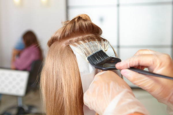 不少人會對染劑過敏，染髮後出現頭皮紅腫癢等情況。（Shutterstock）