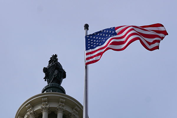 圖為美國國會大廈的國旗。（李辰／大紀元）