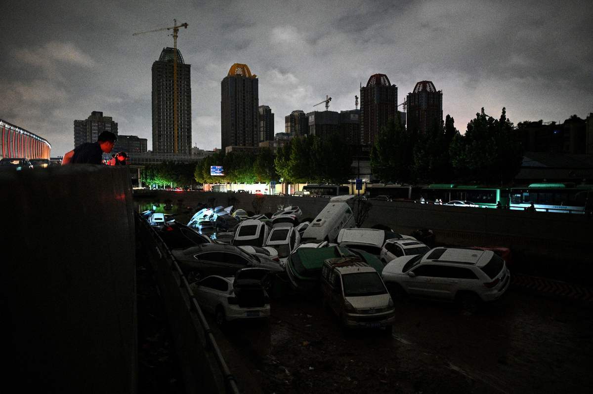 圖為2021年7月21日河南鄭州市大水過後的慘景。 （NOEL CELIS/AFP via Getty Images）