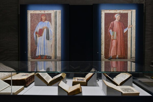 但丁  意大利文豪肖像畫（左）喬凡尼·薄伽丘和但丁，由畫家安德烈·德·卡斯塔格諾（Andrea del Castagno）所繪，但丁手稿或受他啟發的書籍皆為展覽《但丁：藝術的視角》高達300件作品之一。（Fabio Blaco/The Uffizi Galleries/烏菲茲美術館）