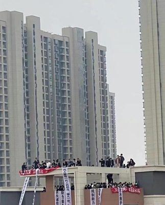 江西南昌新力城停工，大批業主2021年11月20日登上樓頂維權。（受訪者提供）