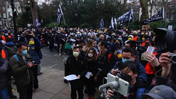 2022年1月15日，英國倫敦，民眾在香港駐倫敦經貿辦外，以排隊方式投放信件，抗議香港的新聞自由遭到中共打壓。（文苳晴／大紀元）