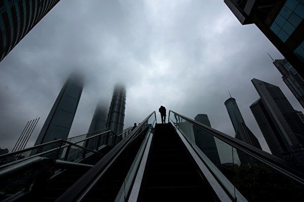 習當局對金融系統憂慮很重、布局很深、期望很大。示意圖，圖為上海浦東新區金融區。（Johannes Eisele/AFP/Getty Images）