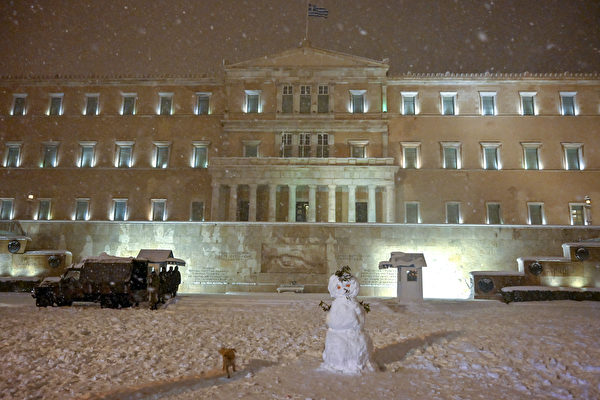 2022年1月24日，希臘雅典，市民在希臘國會附近道路上堆起了雪人。（Louisa Gouliamaki/AFP）
