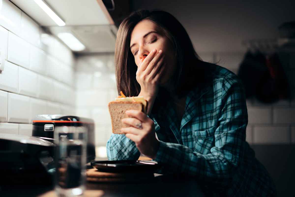糖尿病前期容易有餐前肚子餓、飯後想睡的症狀。（Shutterstock）