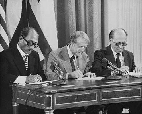 1978年9月17日,(左起為)埃及總統薩達特、美國總統卡特和以色列總理貝京在白宮東廳簽署《戴維營協議》。該協議是戴維營12天談判的成果。 (Archive Photos/Hulton Archive/Getty Images)
