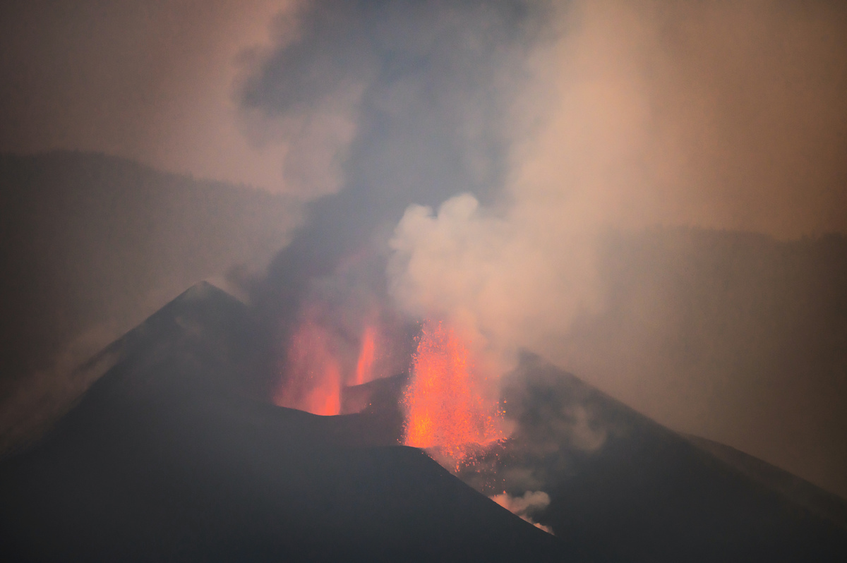 2021年10月8日，在西班牙的屬地拉帕爾馬島上，熔岩從老峰火山（Cumbre Vieja）的三個噴發點冒出。該火山於9月19日開始爆發，由於火山灰的影響，島上的機場已兩次關閉。 （Marcos del Mazo/Getty Images）