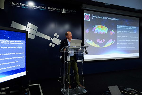 2023年2月21日,法國康城(Cannes),泰雷茲阿萊尼亞宇航公司(Thales Alenia Space)「歐幾里得」(Euclid)衛星項目經理Paolo Musi在歐幾里得演示會上發表講話。(Valery Hache/AFP)