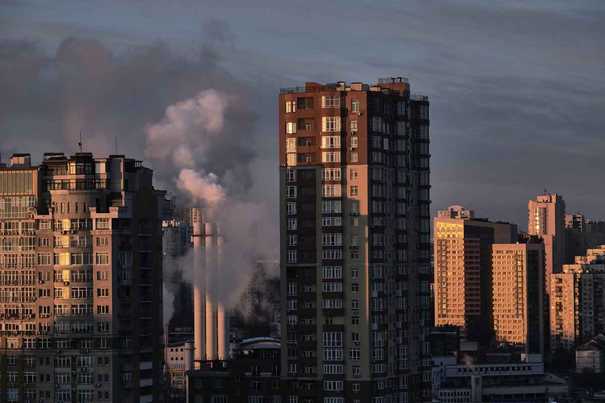 2022年2月28日的烏克蘭基輔市市容，遠方一間供暖廠冒出了大量的蒸汽。據報道，前一晚基輔周圍發生了戰鬥，造成數十人死亡。（Pierre Crom/Getty Images）