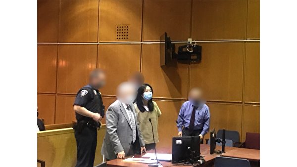 殺害紐約知名律師李進進的兇嫌張曉寧（Xiaoning Zhang）4月13日在皇后區高等法院過堂，當天她被大陪審團以二級謀殺罪起訴。（柯婷婷／新唐人）