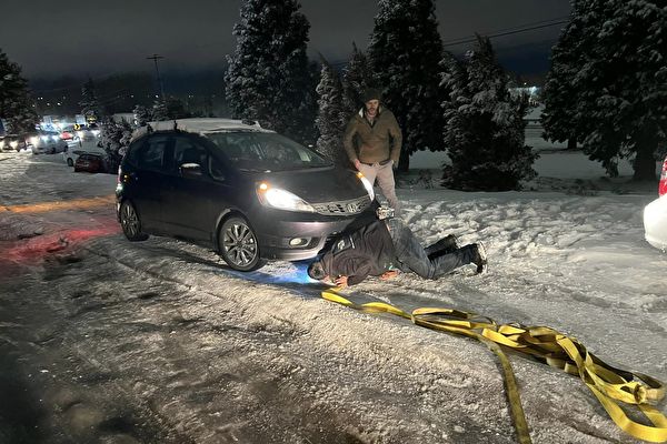 美國熱心男忙一整夜 救助滯留暴雪中的司機