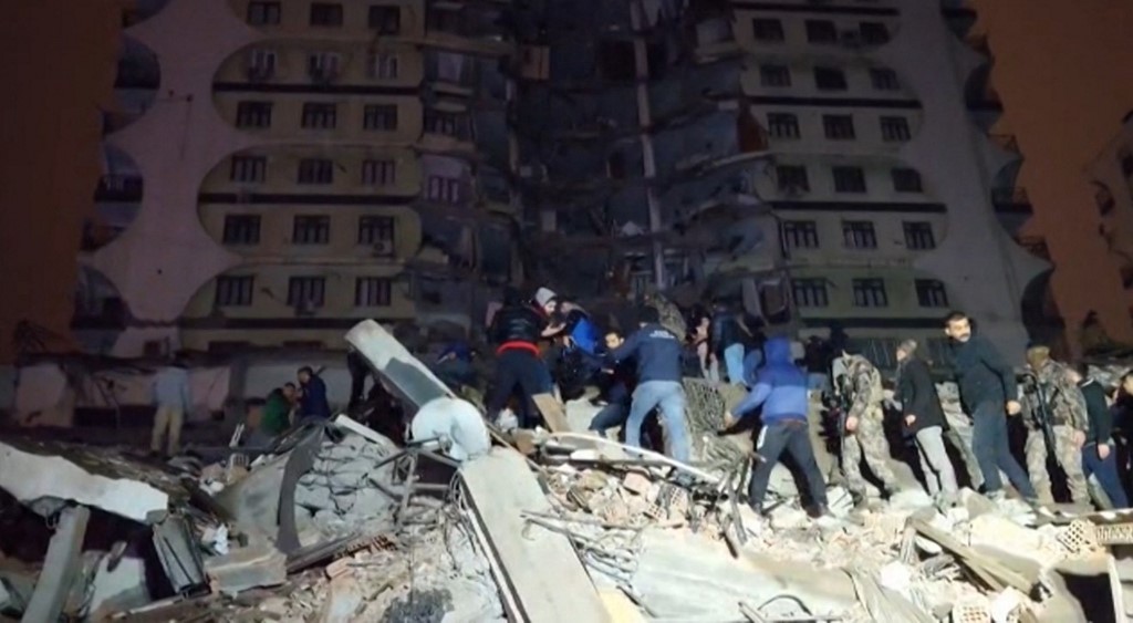 2023年2月6日，救援人員正在尋找土耳其東南部迪亞巴克爾（Diyarbakir）發生的7.8級地震的受害者，這場地震將多個城市的建築物夷為平地，並在鄰國敘利亞造成破壞。 (Handout/SANA/AFP)