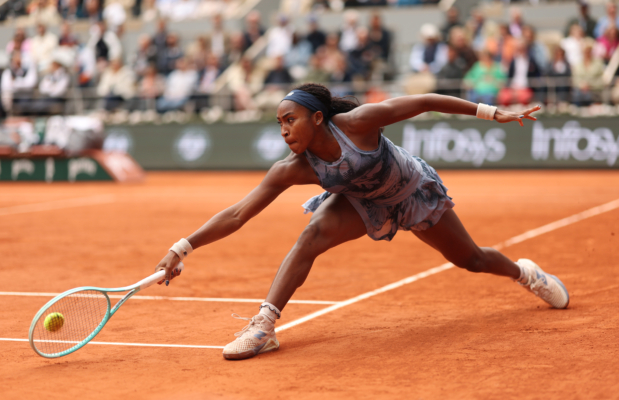 2025年6月7日,法網女單決賽上,21歲美國好手嘉奧芙(Coco Gauff)在先失一盤情況下,強勢連扳兩盤,以6:7(5)/6:2/6:4逆轉世界第一、27歲白羅斯名將莎巴蘭卡(Aryna Sabalenka)首奪法網女單冠軍。圖為嘉奧芙比賽中擊球瞬間。(Julian Finney/Getty Images)