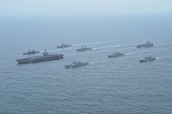 2023年4月4日，美國海軍「尼米茲號」」航空母艦（USS Nimitz，中左）與南韓海軍和日本海上自衛隊艦隊在南韓和日本的國際水域進行聯合海軍演習。 （Handout / Japan Maritime Self-Defense Force / AFP）