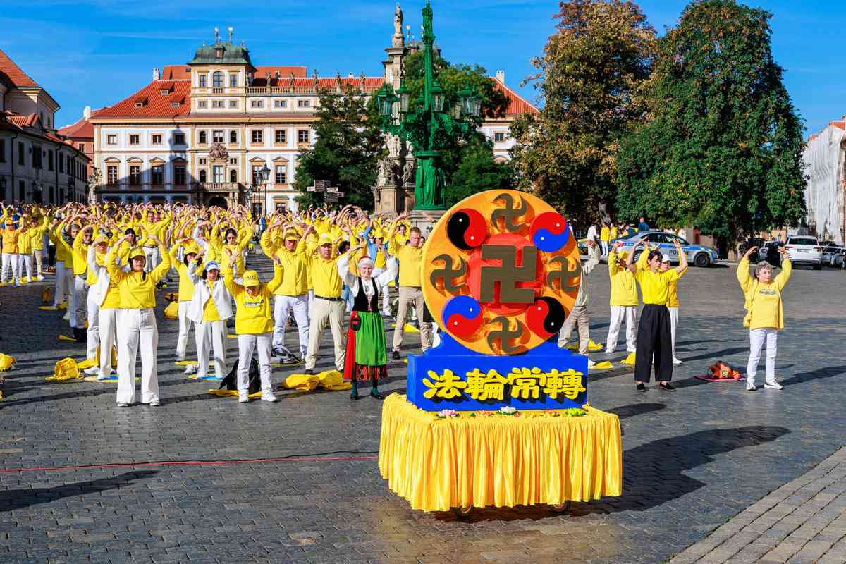 9月19日，來自歐洲各地的上千名法輪功學員在捷克布拉格的著名景點——城堡廣場（Hradčanské náměstí）集體大煉功。（張清颻／大紀元）
