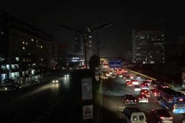 網友爆料，江南千萬百姓的停限電，晚上關路燈漆黑一片。（影片截圖）