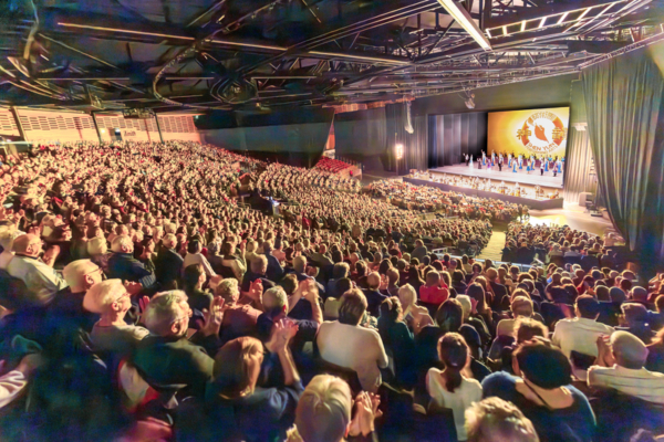 「神韻助人回歸本源」法國利摩日首演爆滿
