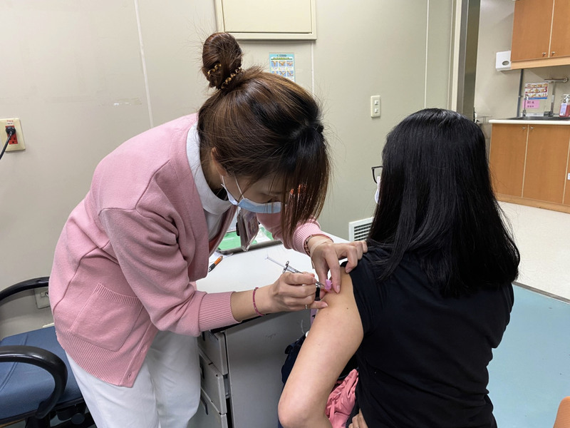 台灣高端疫苗二期測試過關 不良反應較其他牌子低