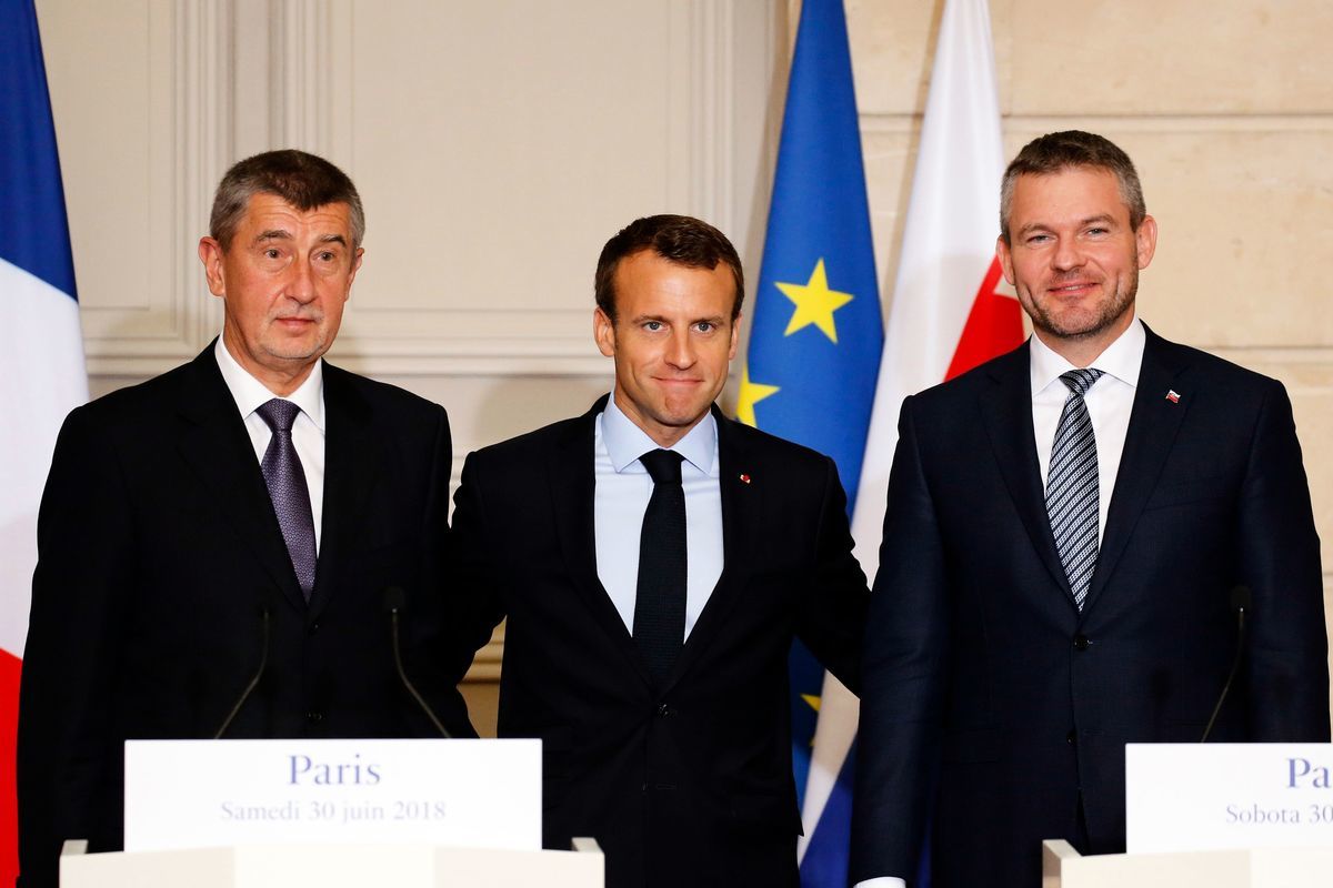 圖為2018年6月30日，法國總統馬克龍（中），捷克共和國總理巴比什（Andrej Babis，左）和斯洛伐克總理佩萊格裏尼（Peter Pellegrini，右）在巴黎愛麗捨總統府簽署文件。（REGIS DUVIGNAU/AFP/Getty Images）