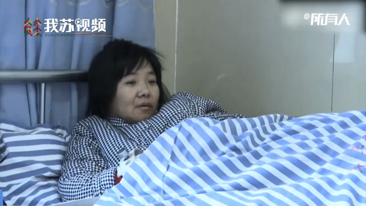 鐵鏈女在精神病院，網民發現右手被綁約束帶栓在床上。（影片截圖）