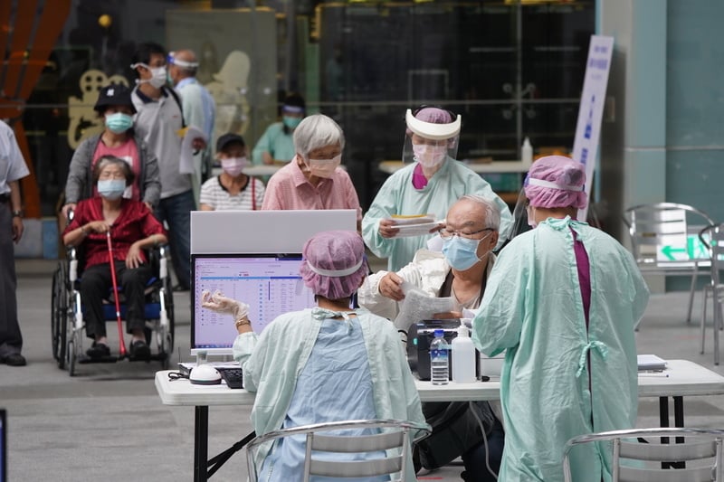 日本、美國捐贈的武漢肺炎（中共病毒）疫苗374萬劑到貨，台灣中央流行疫情指揮中心擴大接種對像從7類到10類，最新公費施打順位納入18萬名孕婦，65歲以上長者在下一波名單上，也打得到。民眾6月22日在台灣科學教育館大廳依序施打疫苗。（中央社）