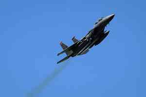 美軍F-15E戰機飛行員受困伊朗獲救 震撼畫面解密