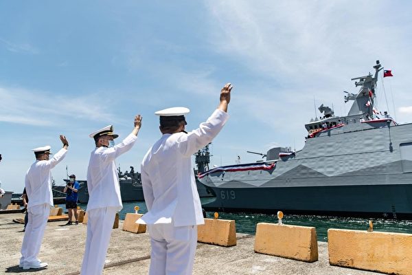 中華民國海軍司令劉志斌上將（中）率官兵於碼頭歡迎。（軍聞社提供）
