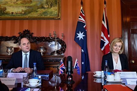 2022年1月21日，英國國防大臣華禮仕（左）和英國外交大臣卓慧思在悉尼出席澳英部長級磋商（AUKMIN）會談前的會議講話。（BIANCA DE MARCHI/POOL/AFP via Getty Images）