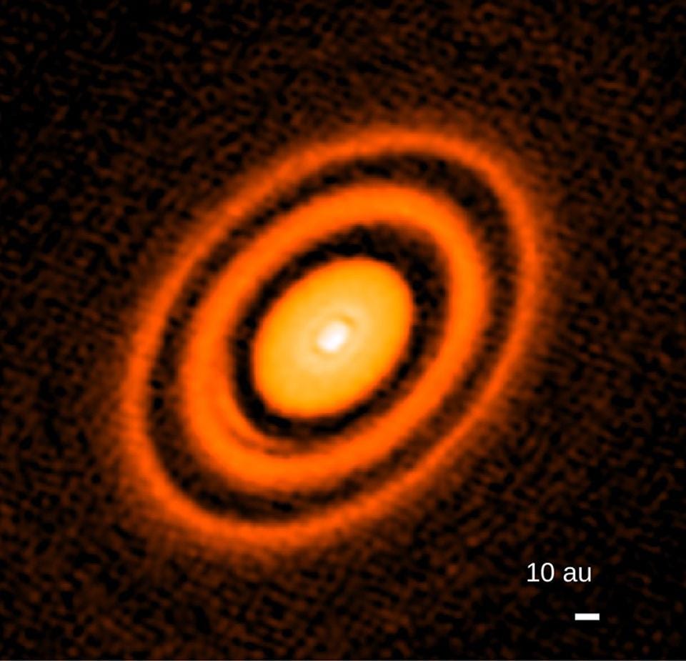 阿塔卡馬大型毫米波/亞毫米波陣列（ALMA）拍攝到恆星HD163296的周圍有多個環狀結構。新研究認為太陽系演化過程中也有類似的結構。（ANDREA ISELLA/RICE UNIVERSITY）